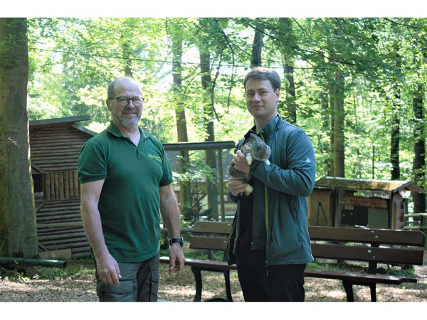 Heute ist der letzte Arbeitstag des langjährigen Tierparkchefs Ulrich Fischer (links). Bis der bereits gefundene Nachfolger seine neue Stelle antritt, wird Umweltamtsleiter Konrad Nickschick die Geschäfte übernehmen. 